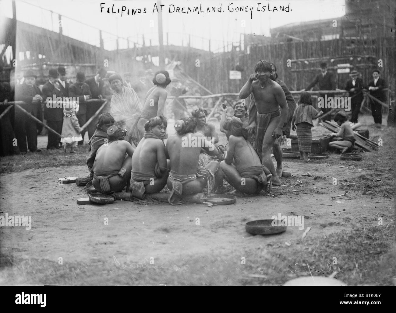 Coney Island, filippini nei panni di lombo seduti in cerchio insieme a Dreamland, New York, fotografia, 27 maggio 1907. Foto Stock