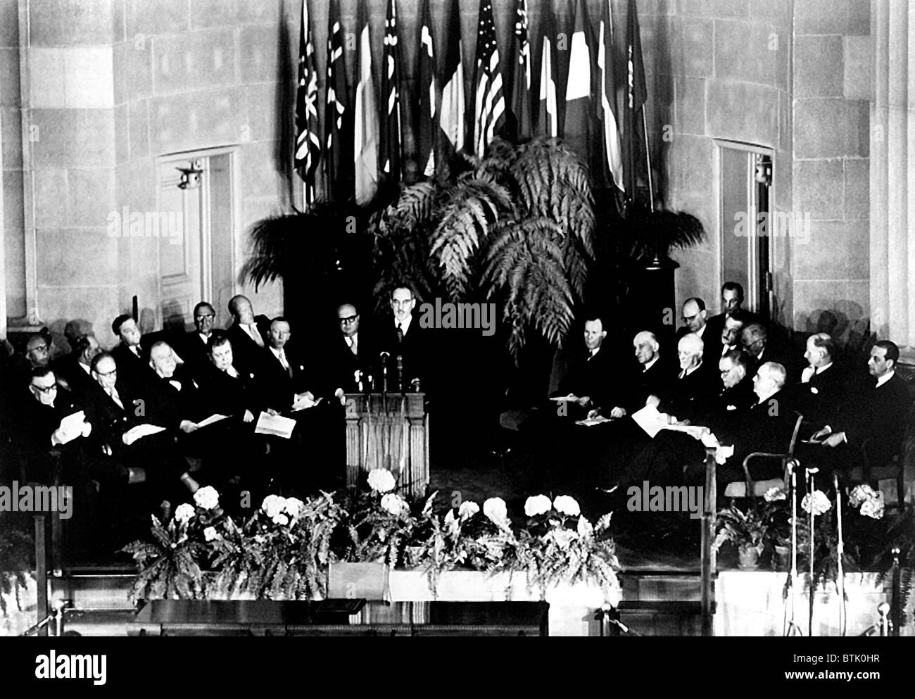 La NATO, il Segretario di Stato Dean Acheson affrontare il Trattato del Nord Atlantico cerimonia di firma a Washington D.C., Aprile 1949 Foto Stock