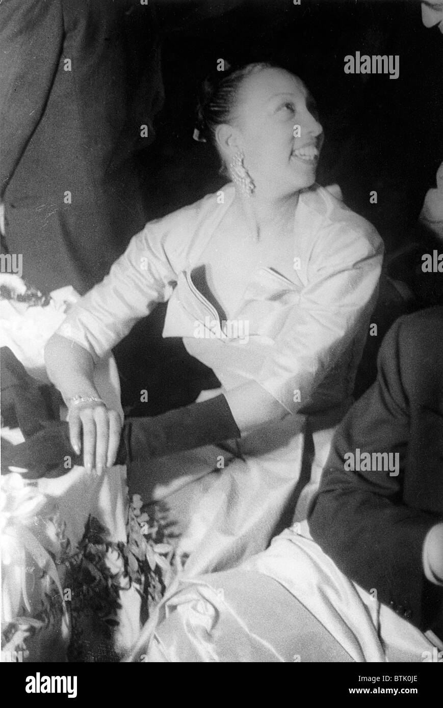 Josephine Baker (1906-1975), in una riunione sociale nel 1951. Foto di Carl Van Vechten. Foto Stock