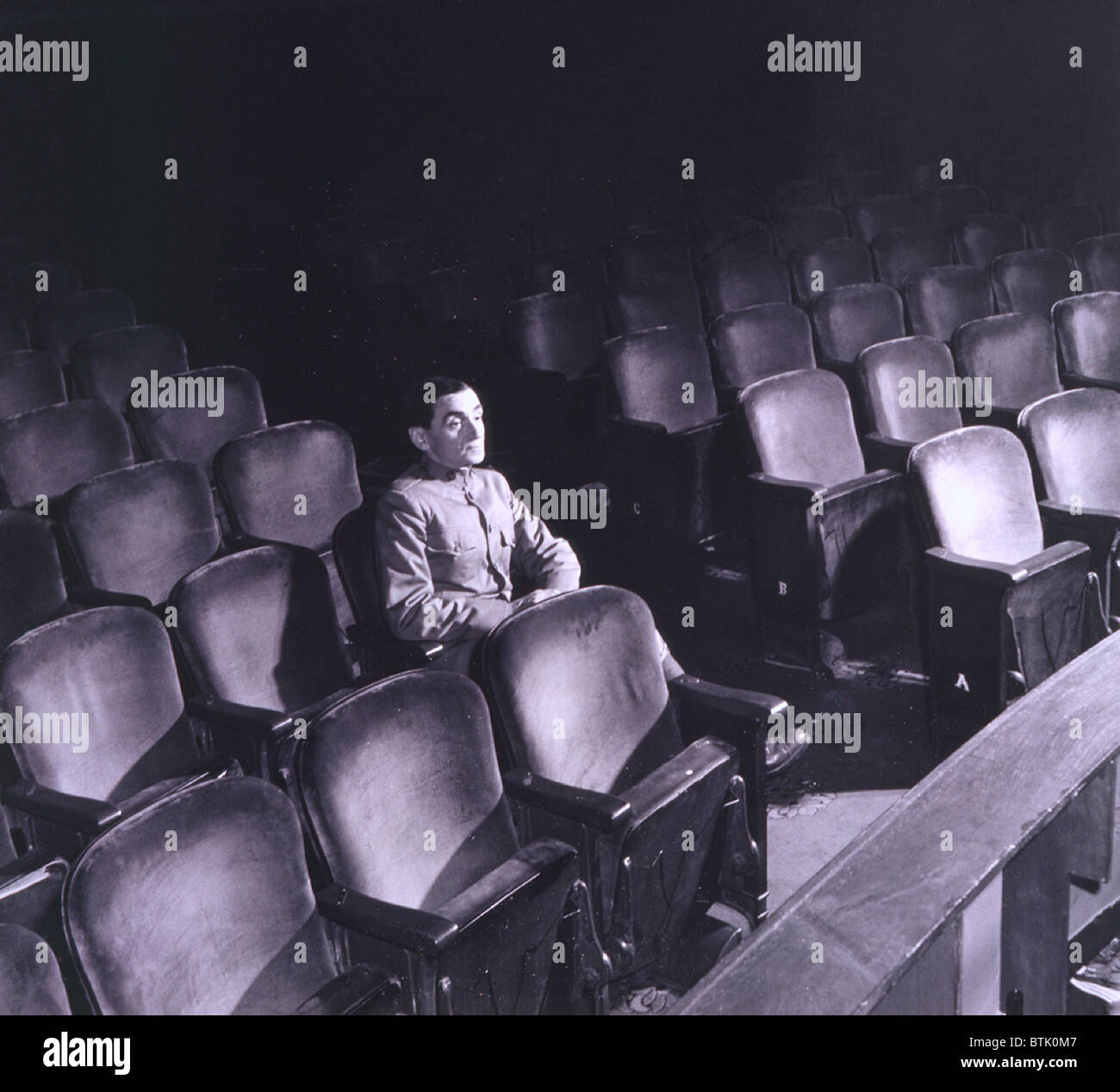 Irving Berlin (1888-1989), seduto solo in auditorium nel 1942. Oltre a successi teatrali, Berlino del film i crediti includono: TOP HAT, seguire la flotta, Easter Parade, CALL ME SIGNORA, HOLIDAY INN, E Annie Get Your Gun. Foto Stock