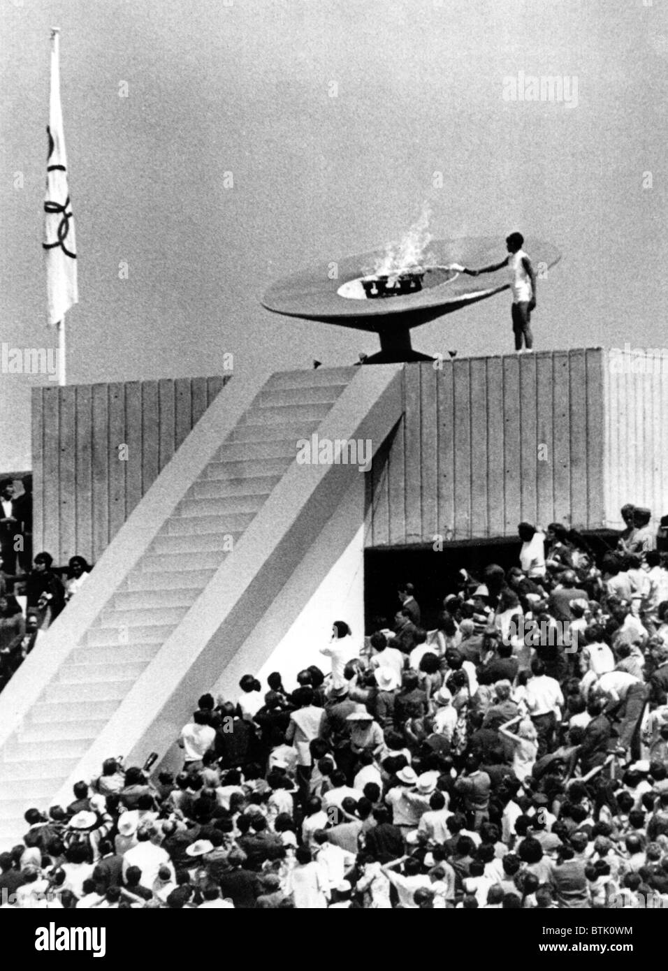 Il calderone olimpico è accesa dal messicano CENTOMETRISTA A OSTACOLI Enriqueta Basilio durante la cerimonia di apertura del 1968 Olimpiadi di estate a Città del Messico, Messico Foto Stock