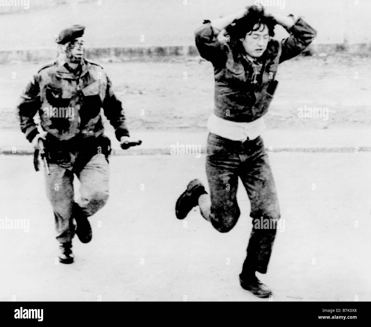 Soldato britannico a caccia di un dimostrante durante una sommossa a Londonderry, Irlanda del Nord, 1972 Foto Stock