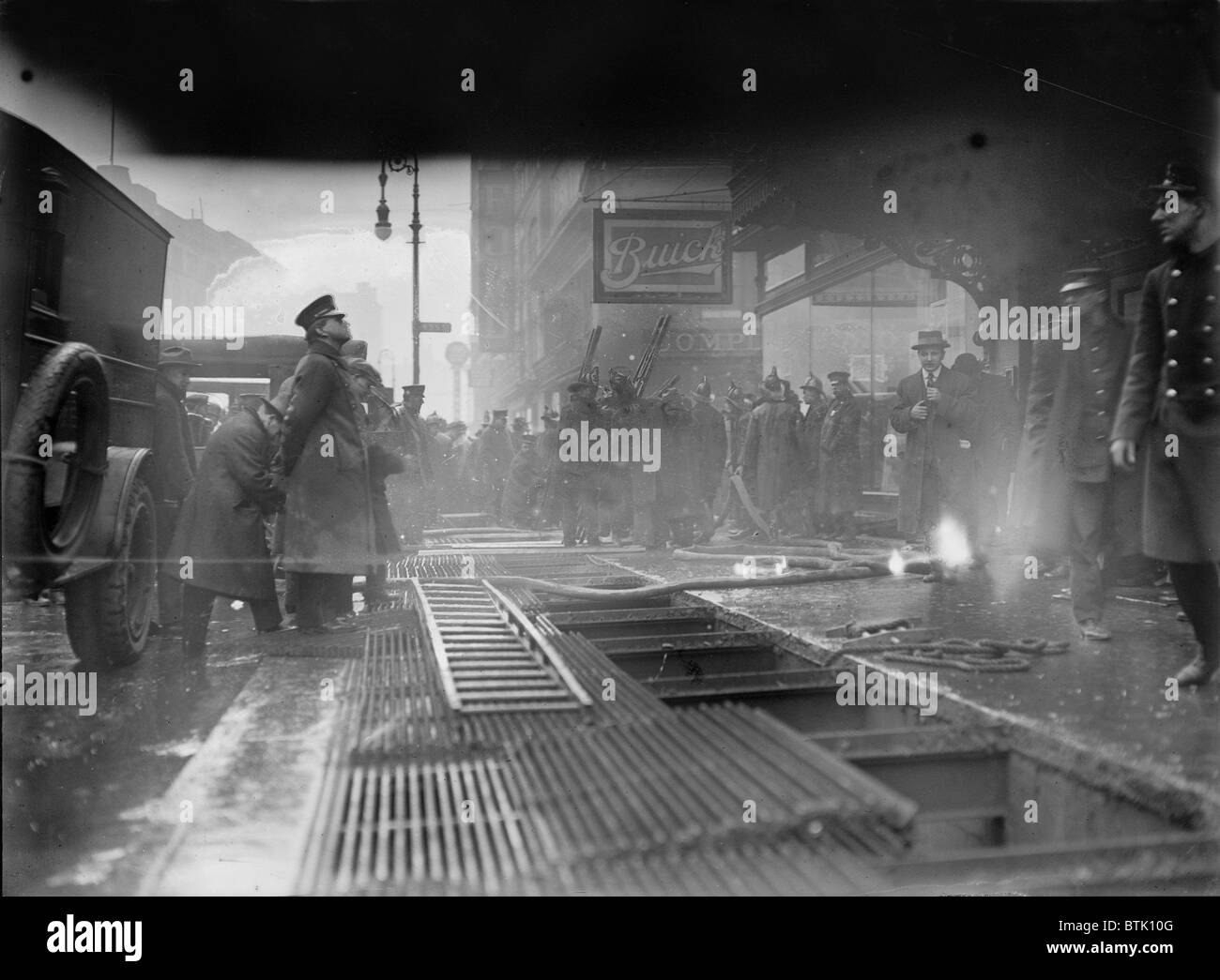 New York City metropolitana fuoco, rompere attraverso il tetto della metropolitana, Broadway e West 55th Street, New York City, fotografia, 6 gennaio 1915. Foto Stock