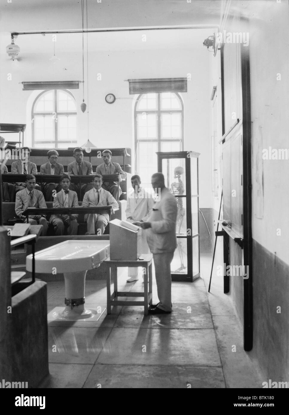 Medical College di Baghdad e la costruzione di strade, la classe medica e altoparlante, Iraq, fotografia 26 Settembre - Ottobre 12, 1932. Foto Stock