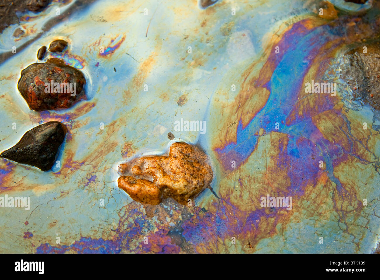 Acqua con patch di benzina e olio Foto Stock