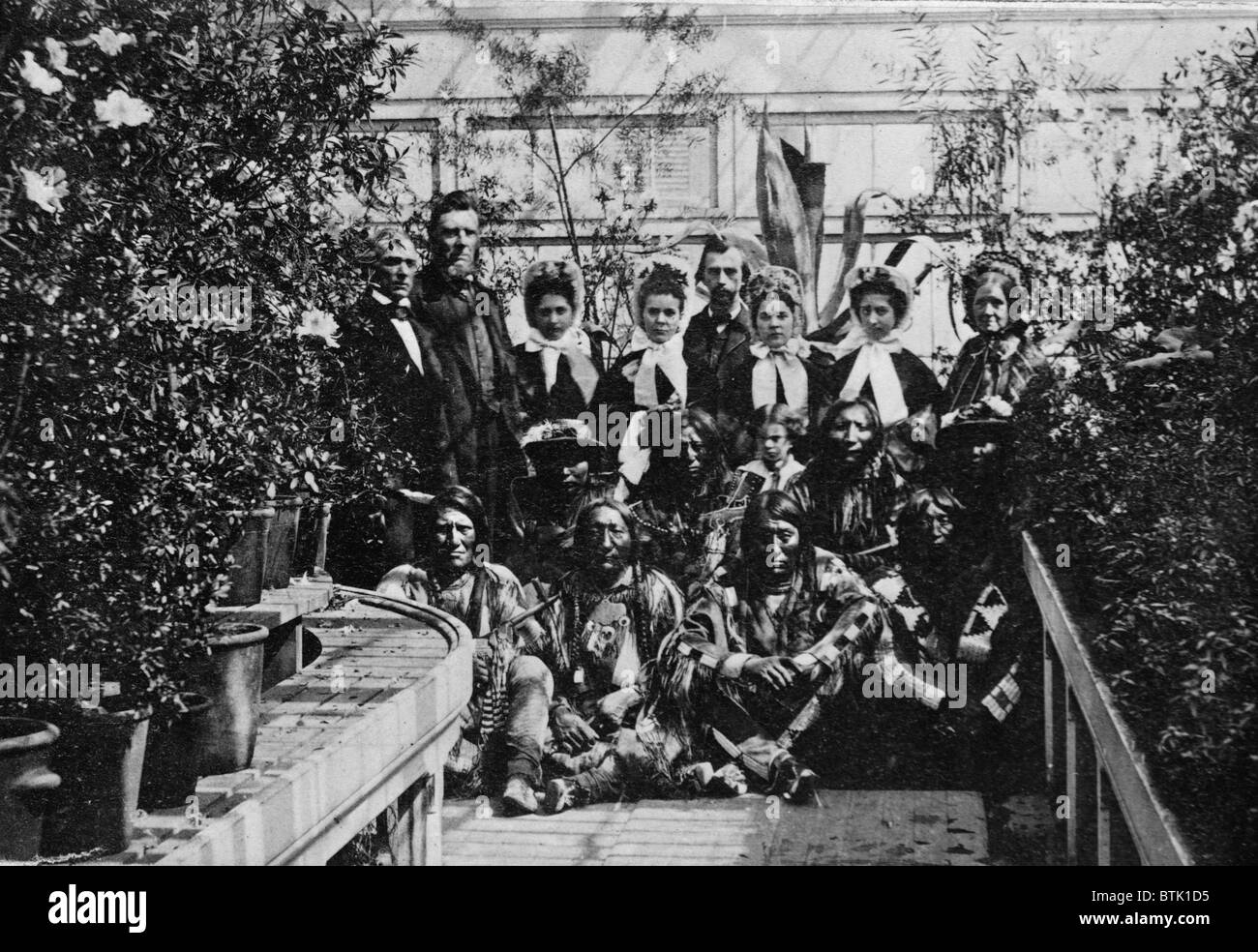 La guerra civile nella Casa Bianca Conservatorio durante la guerra civile, la pianura meridionale delegazione, interprete William Simpson Smith, e agente Samuel G. Colley stand a sinistra, J.G. Nicolay (torna al centro), donna in piedi a destra identificato spesso come in primo luogo signora Mary Todd Lincoln, Washington DC, fotografia da Mathew B. Brady, Marzo 27, 1863. Foto Stock