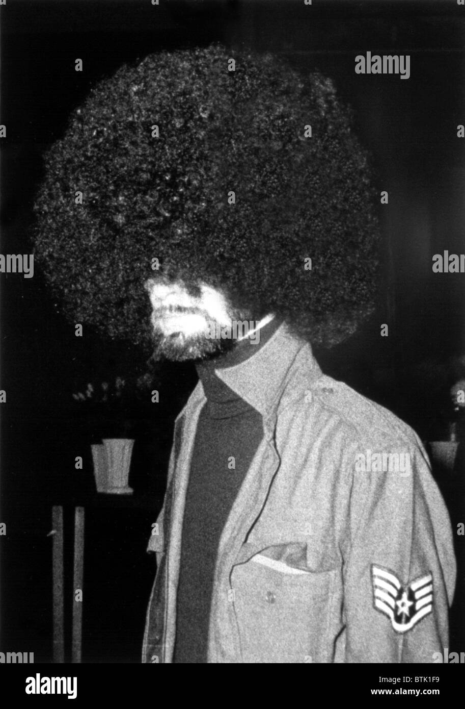 Uomo con un Afro e la città di New York, giugno 1974. Foto Stock