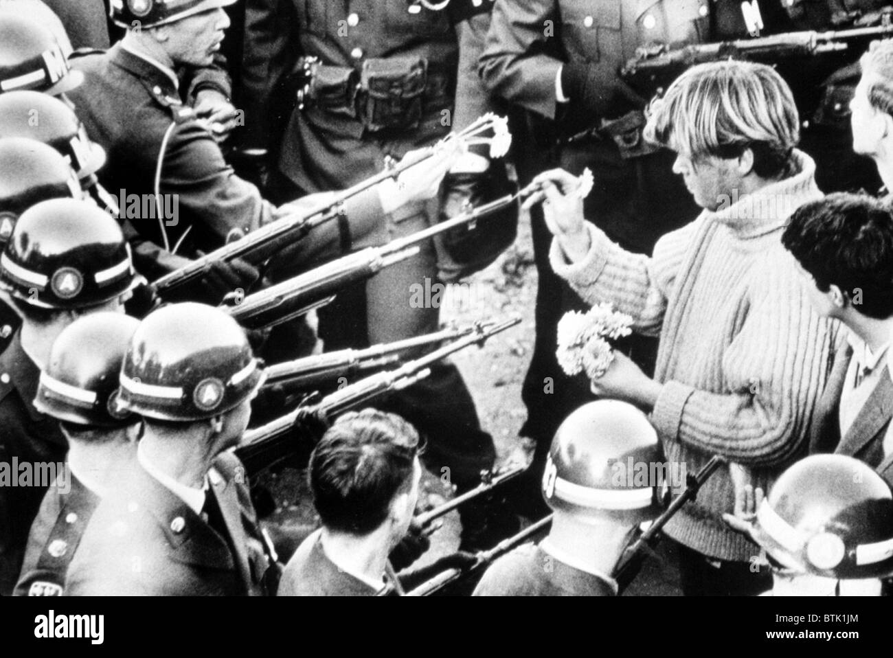 Guerra del Vietnam protestor mette fiori nelle canne dei soldati' fucili a canna rigata, 1967 Foto Stock