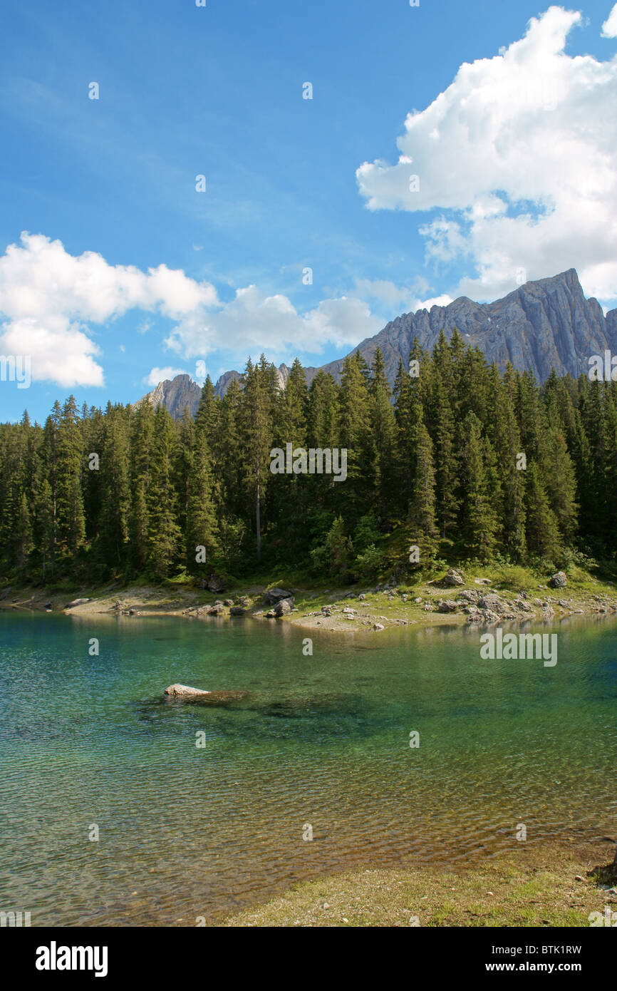 Vista panoramica del lago di Carezza nella regione italiana del Trentino Alto Adige Foto Stock