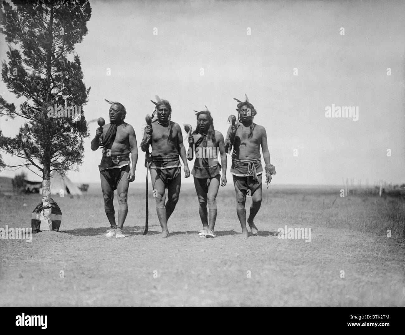 Arikara, Indiani Americani, titolo originale: 'Notte uomini medicina', fotografia di Edward S. Curtis, 1908 Foto Stock