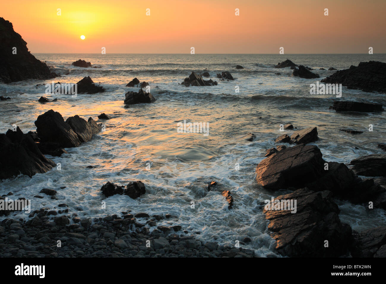 Tramonto su rocce a Hartland Quay, North Devon, Inghilterra, Regno Unito Foto Stock