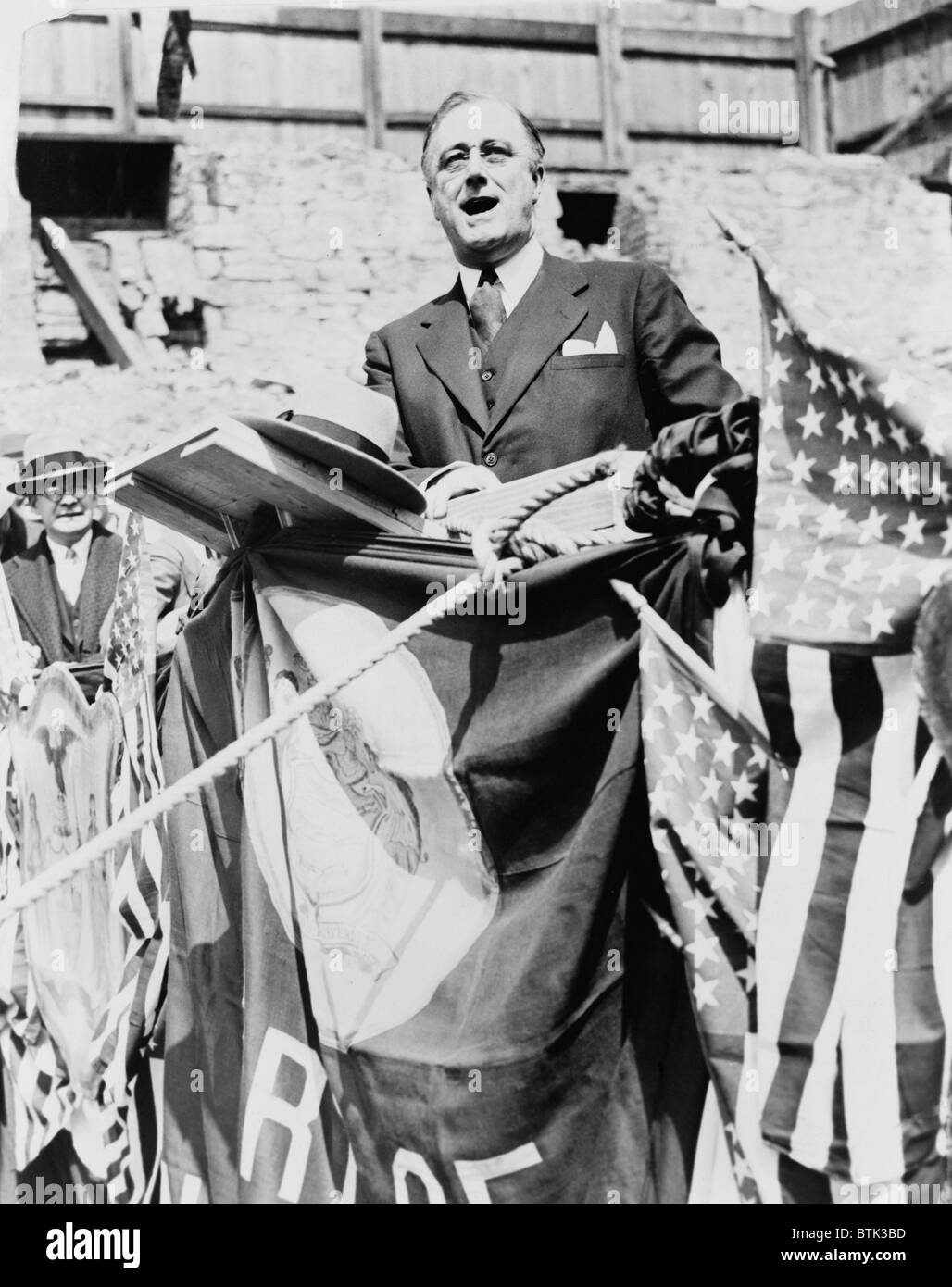 Gov. Franklin Roosevelt parlando a massa la rottura cerimonia per l'Unione Freight Terminal del Porto di New York competente nel 1932, l'anno è stato eletto presidente. Foto Stock