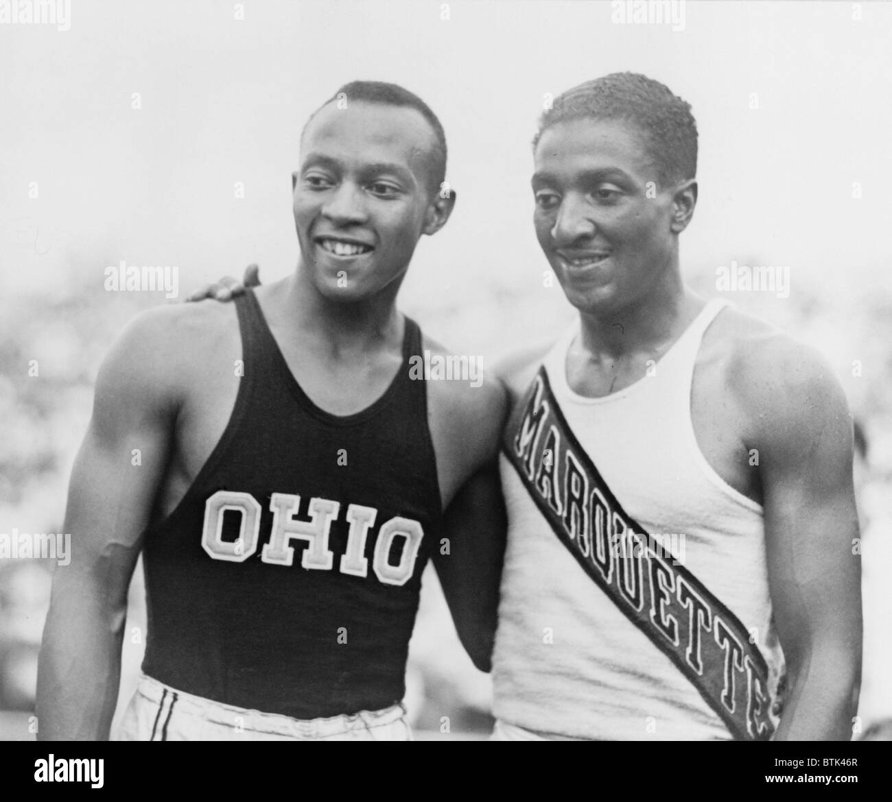 Jesse Owens (1913-1980) con Ralph Metcalfe (1910-1938) i compagni di squadra e gli avversari in occasione delle Olimpiadi di Berlino del 1936. Tra di loro, hanno vinto un totale di cinque medaglie d'oro di Berlino. Foto Stock