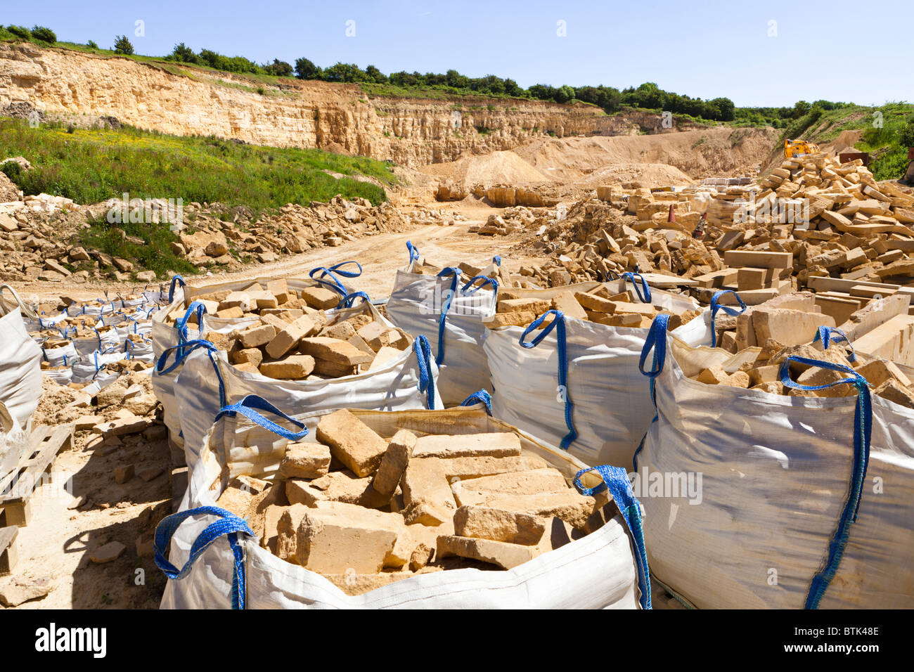 Cotswold oolitic calcare tagliati in blocchi e trasformato in confezioni di pietra affacciate nel Cotswold Hill Quarry, Ford, Gloucestershire Foto Stock