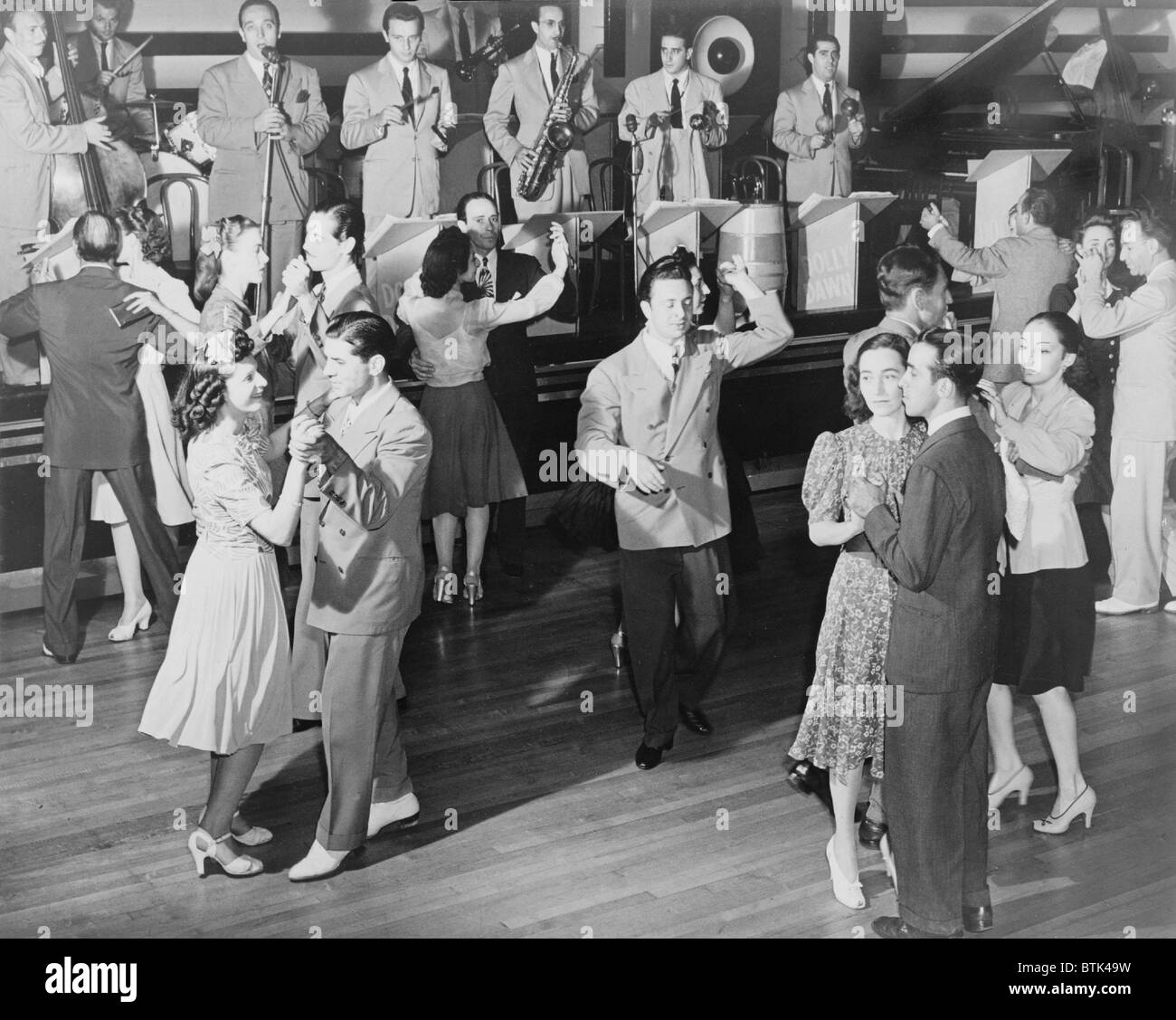 Coppie danzanti all'orchestra del Roseland Ballroom di New York City, 1941. Foto Stock