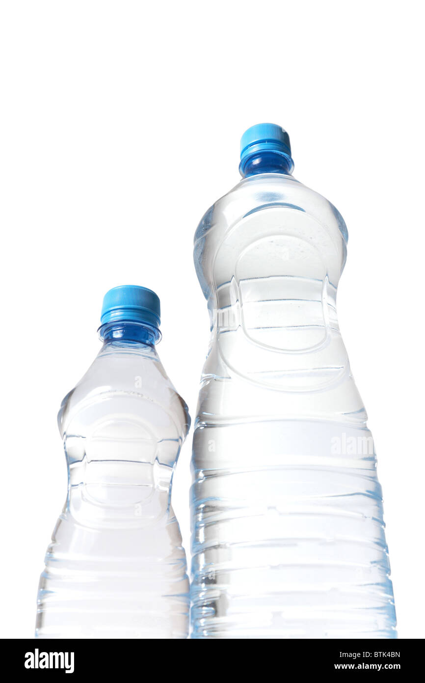 Vista sulle bottiglie di acqua da sotto Foto Stock