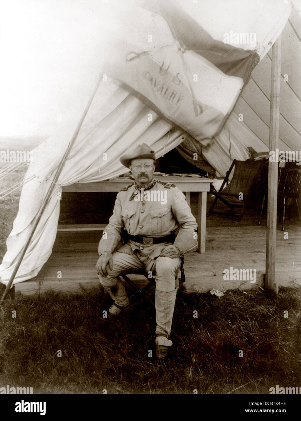 Theodore Roosevelt, seduti in ingresso alla tenda. ca 1898 Foto Stock