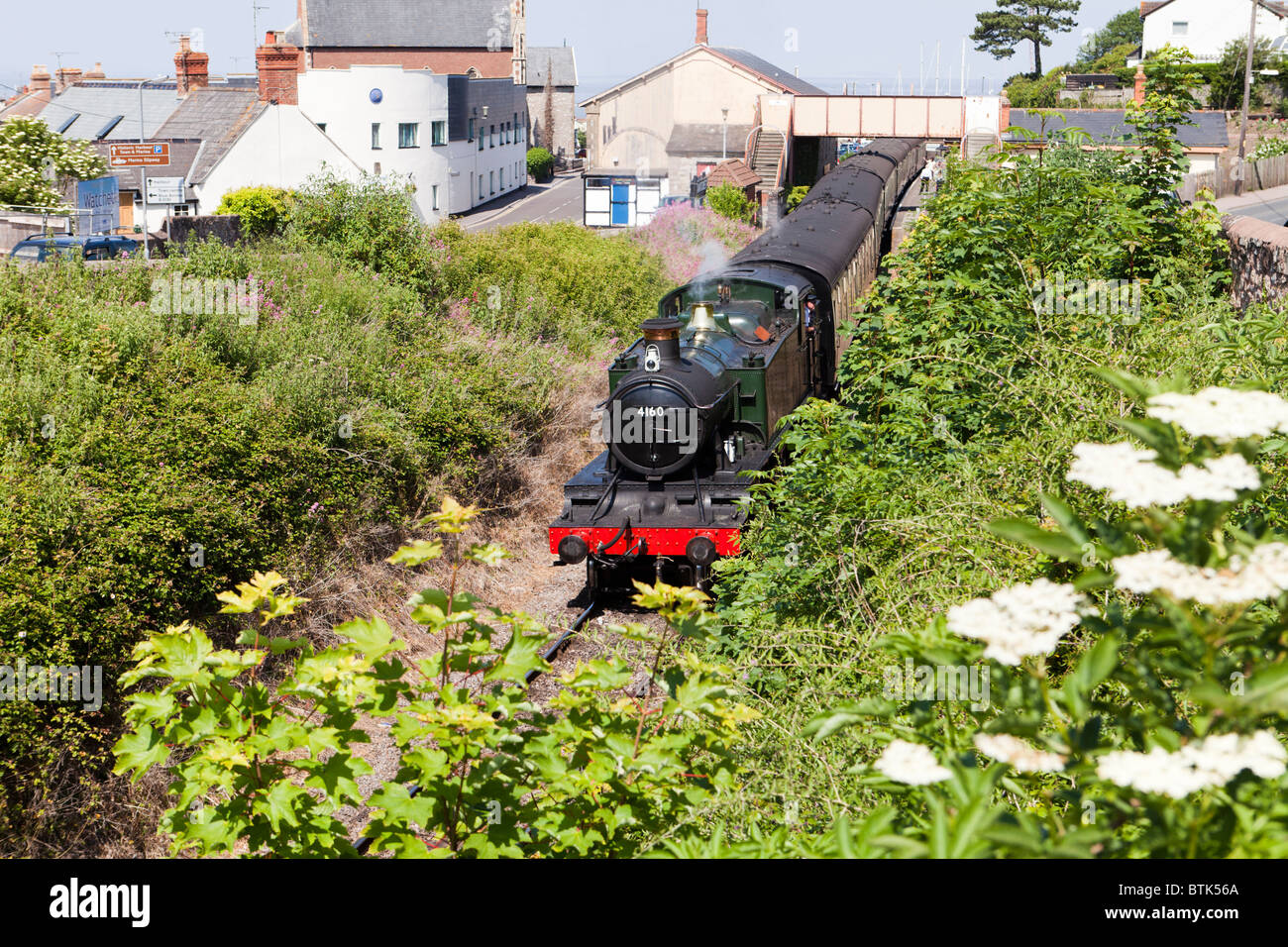 '5101' di classe 2-6-2T n. 4160 motore di vapore in uscita stazione di Watchet tirando un treno sulla West Somerset Railway, Watchet, Somerset Foto Stock