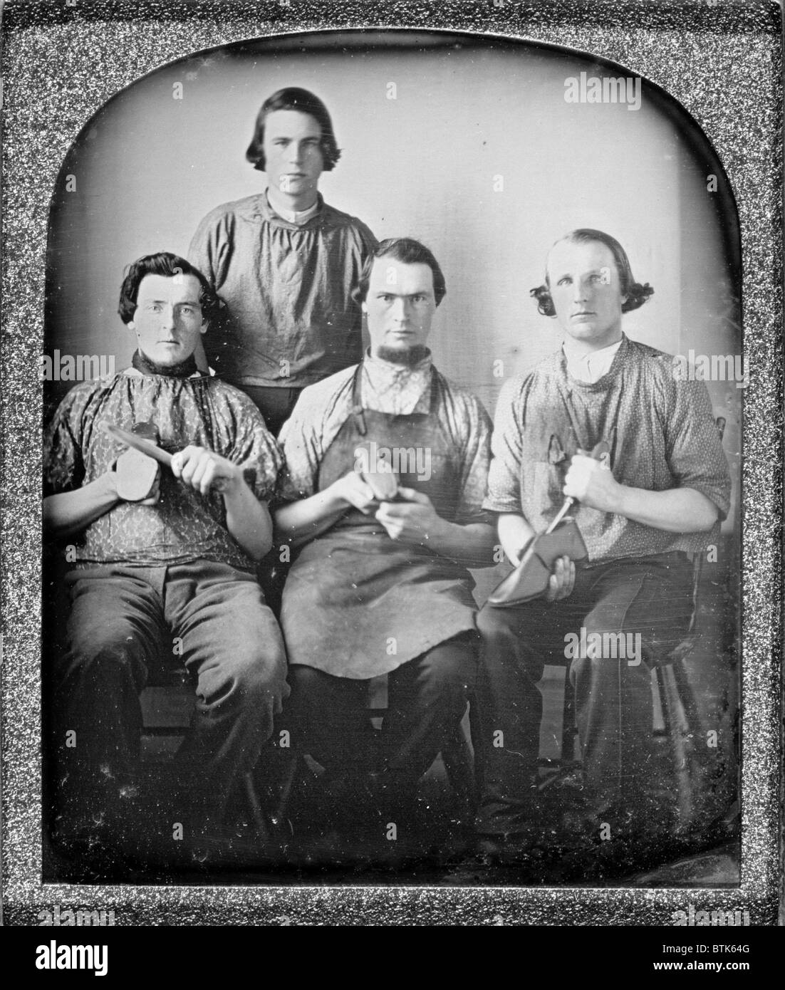 Gruppo professionale ritratto di quattro calzolai, azienda di calzature e la calzatura. Apparecchiatura Piastra sesto daguerreotype 1840-1860 ca Foto Stock