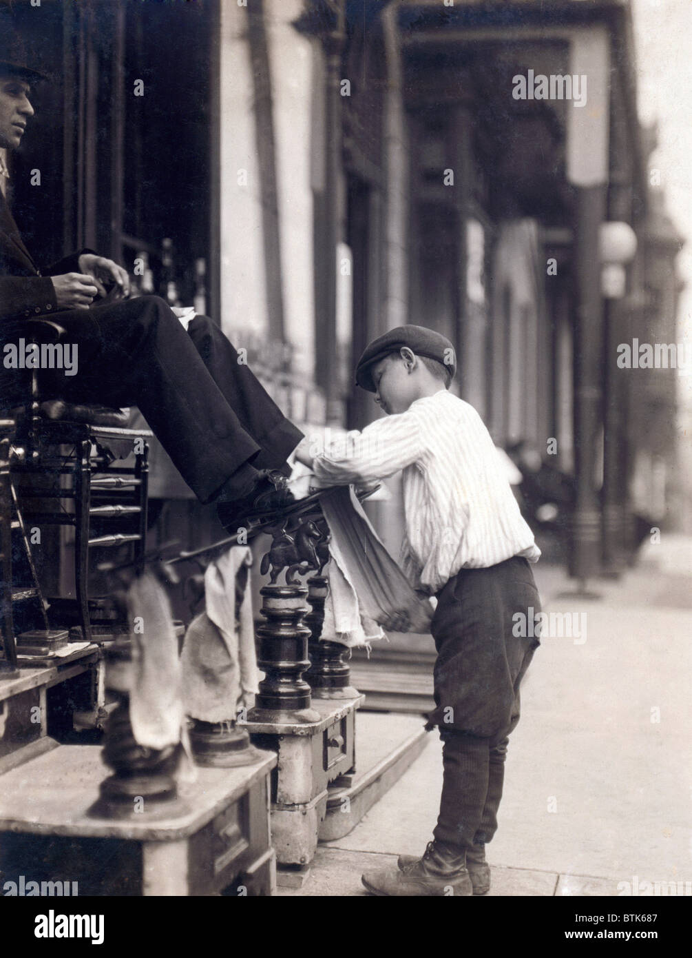 Il lavoro minorile, Bootblack a 2 West 4th Street, Wilmington, Delaware. fotografia da Lewis Wickes Hine, Maggio 1910 Foto Stock