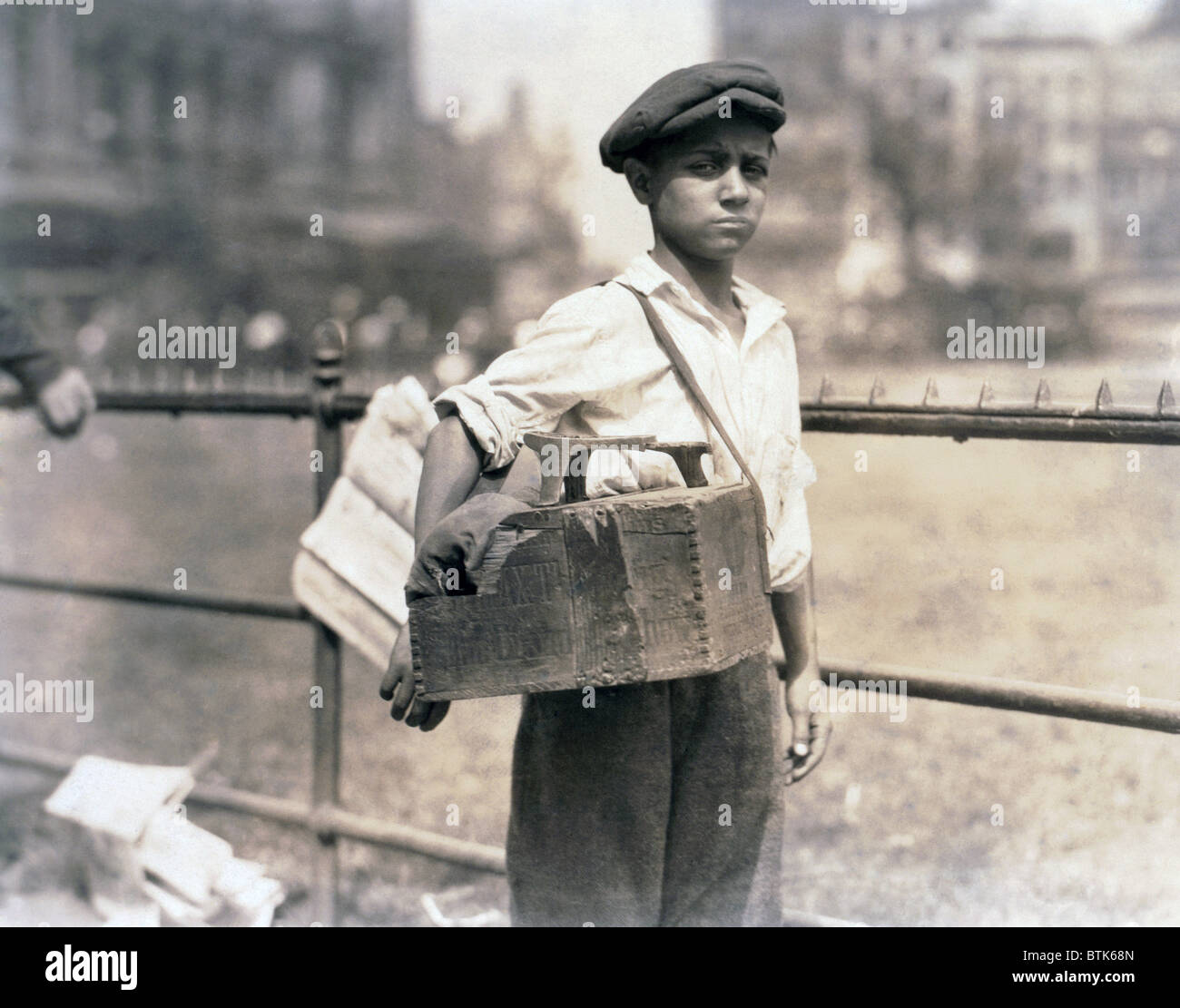 Il lavoro minorile, Bootblack vicino al City Hall Park di New York City. fotografia da Lewis Wickes Hine, Luglio 1924 Foto Stock