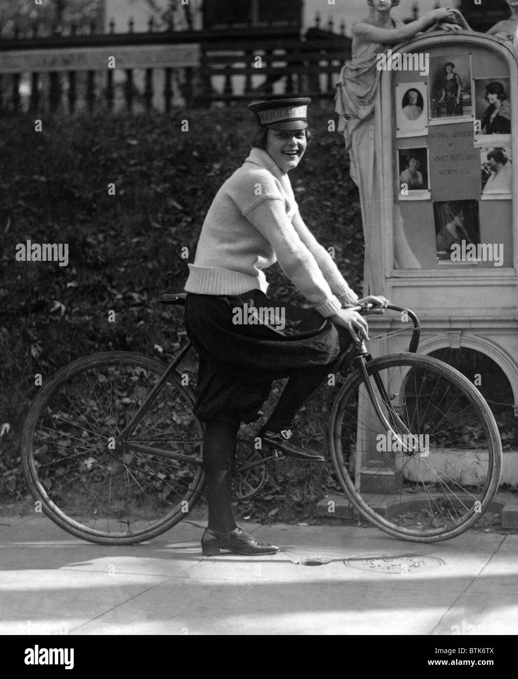 In bicicletta. Julia Obear, bike messenger per la donna nazionale del partito. Ottobre 21, 1922 Foto Stock