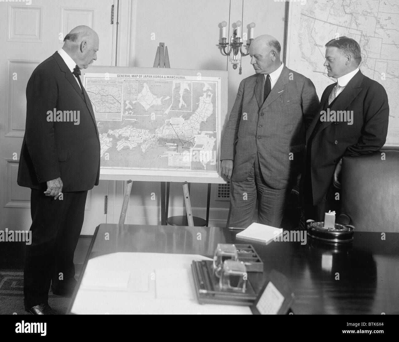 Sec. di guerra, Giovanni settimane, Sec. di Marina, Edwin Denby e Sec. di commercio, Herbert Hoover, lo studio di una mappa di Giappone, Corea e la Manciuria. Nei primi anni venti strateghi militari erano già anticipare futuri conflitti con il Giappone. Sett. 7, 1923. Foto Stock