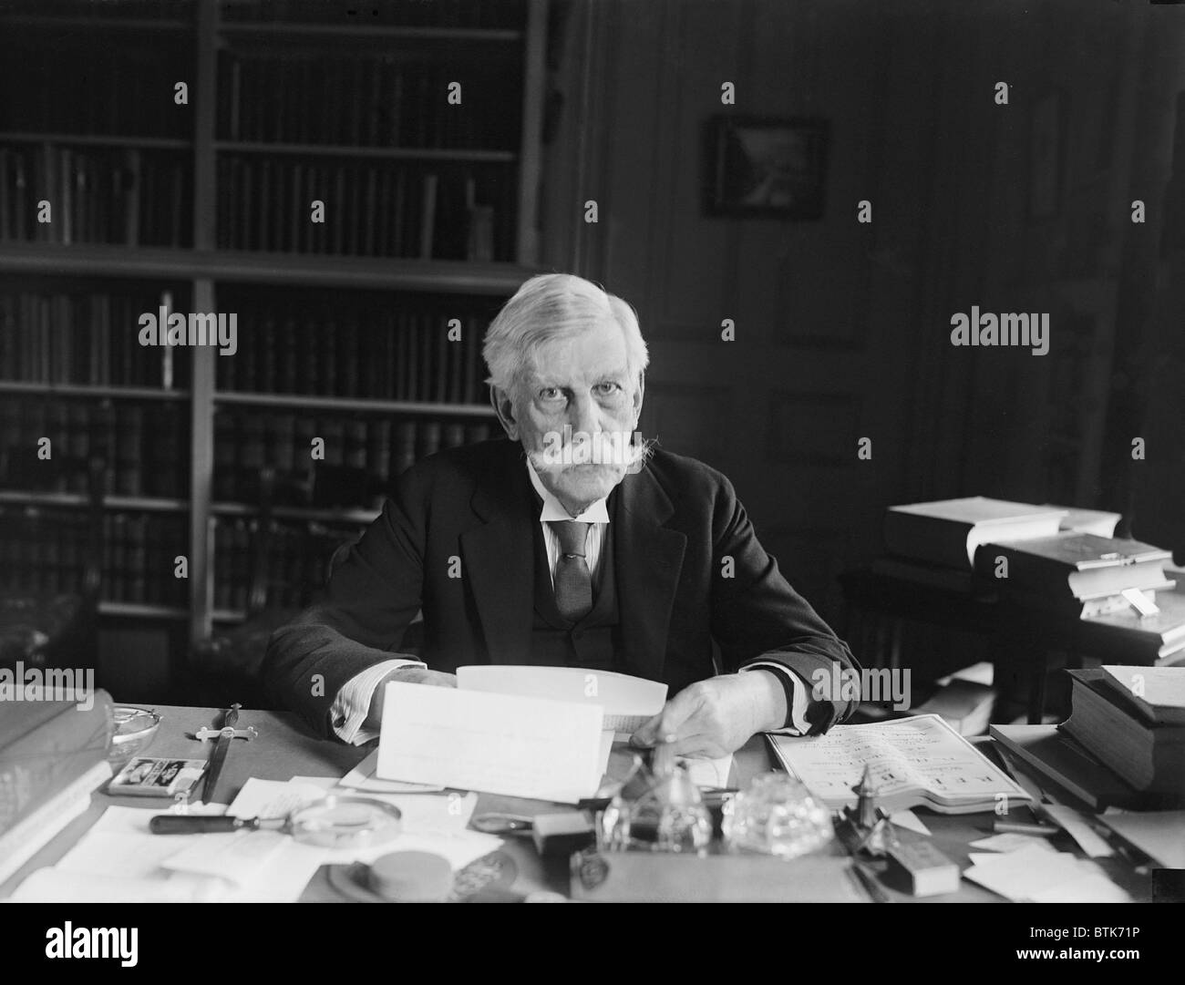 Oliver Wendel Holmes Jr. (1841-1935), la Corte Suprema di Giustizia, portato profonde e di apprendimento di un approccio filosofico alla Corte Suprema deliberazioni. 1924. Foto Stock