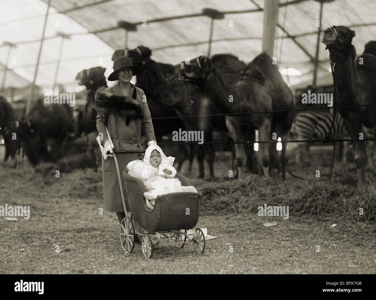 Alice Roosevelt Longworth con la nostra bambina Paulina al circo, 5 maggio 1926. Foto Stock