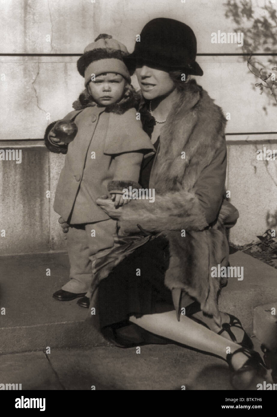 Alice Roosevelt Longworth (1884-1980), con sua figlia di due anni, Paulina. Il senatore William Borah, era Paulina del padre biologico. 1927. Foto Stock