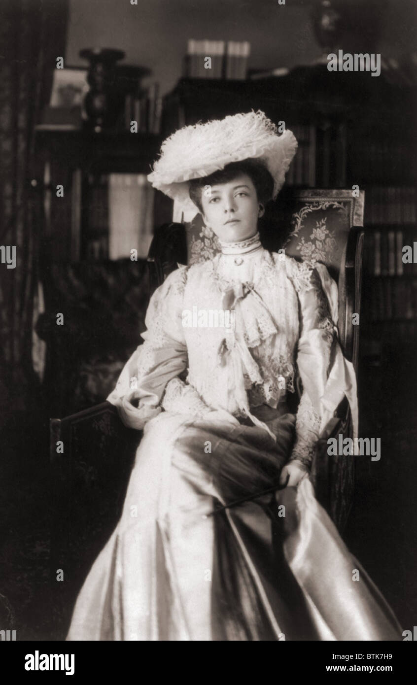 Alice Roosevelt (1884-1980), all'età di 18 in un abito in pizzo e c'erano pochi sorrisi regal posa. 1902. Foto Stock