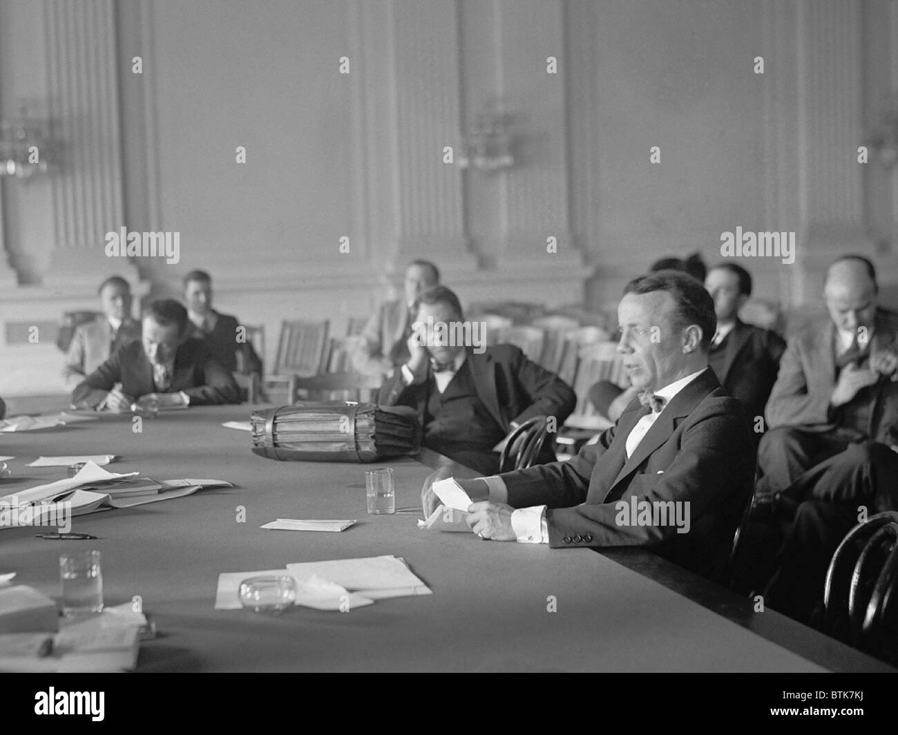 Theodore Roosevelt Jr (1887-1944), prima di aeromobile Comitato della Camera dei Rappresentanti che stava monitorando la polemica causata dal generale Billy Mitchell's ribelle di advocacy per l'esercito Air Force. Il 18 febbraio 1925. Foto Stock