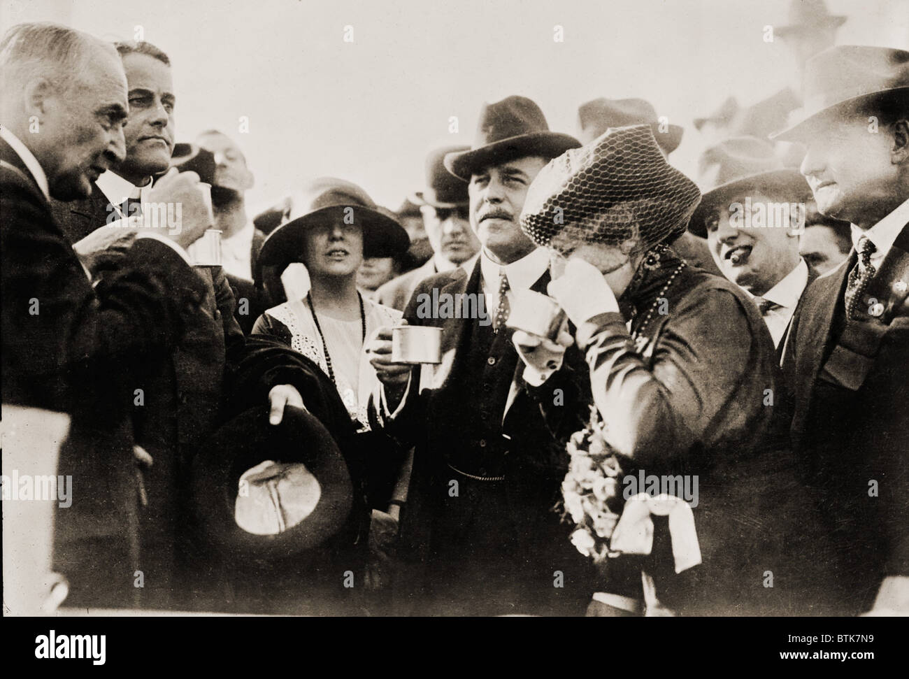 Presidente e signora Harding intrattenere Alice Roosevelt e suo marito, altoparlante della casa, Nicholas Longworth in una raccolta sulla Casa Bianca prato. Ca. 1921. Foto Stock