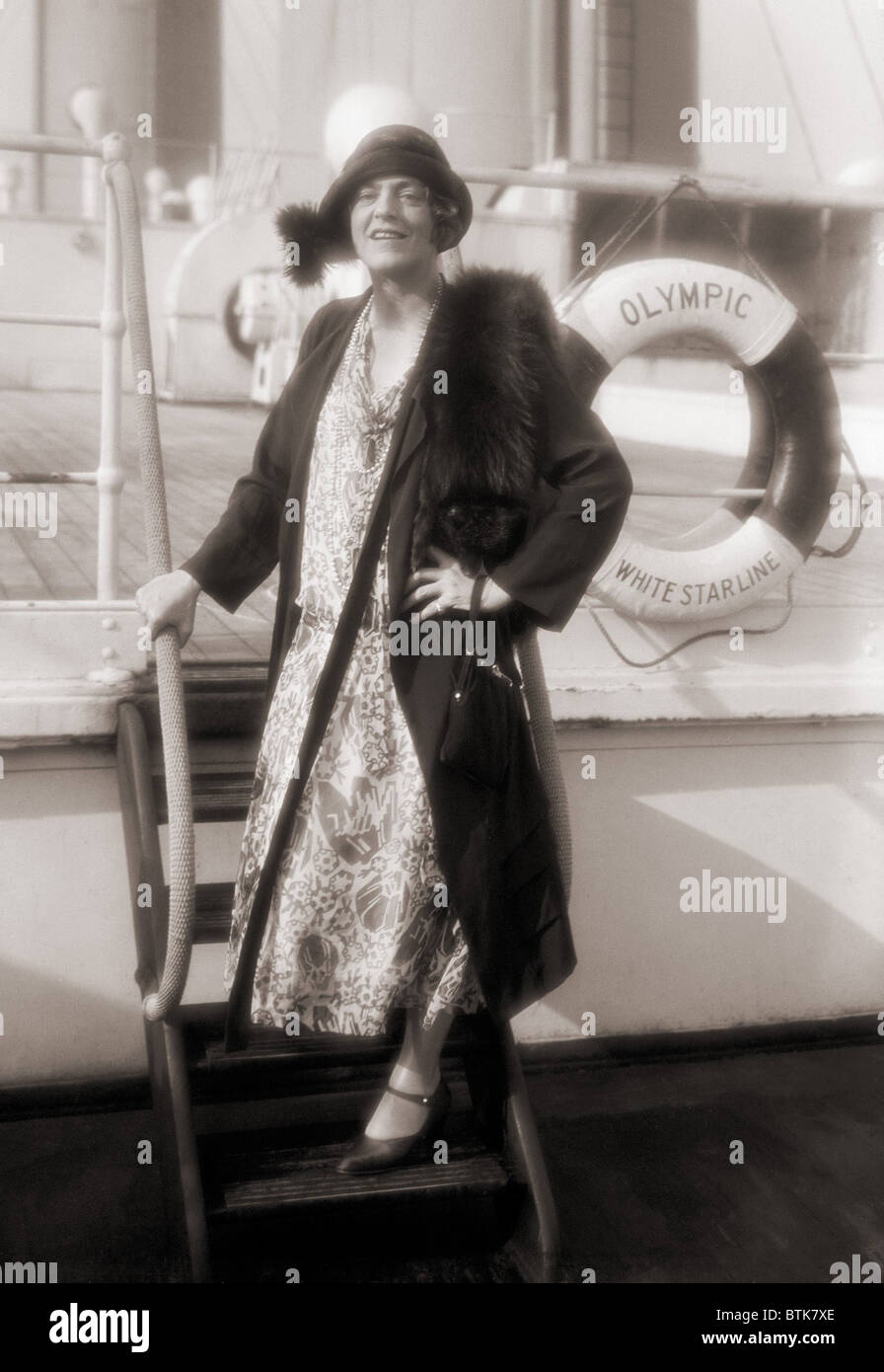 Ethel Barrymore (1879-1959), l'attrice americana, posa per premere i fotografi sul ponte della ocean liner, Olympic. Ca. 1920. Foto Stock
