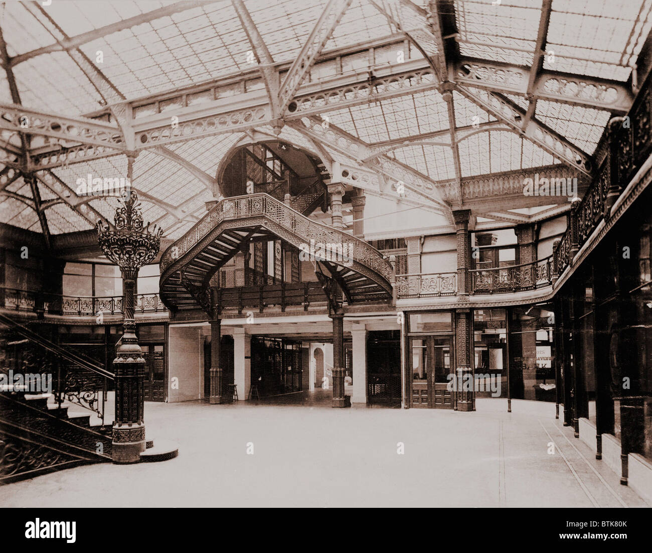 Rookery Building (1886), corte interna provvista di negozi e uffici intorno a un grazioso che piazza esposto ghisa colonne, ferro battuto spandrel e travi in acciaio Foto Stock