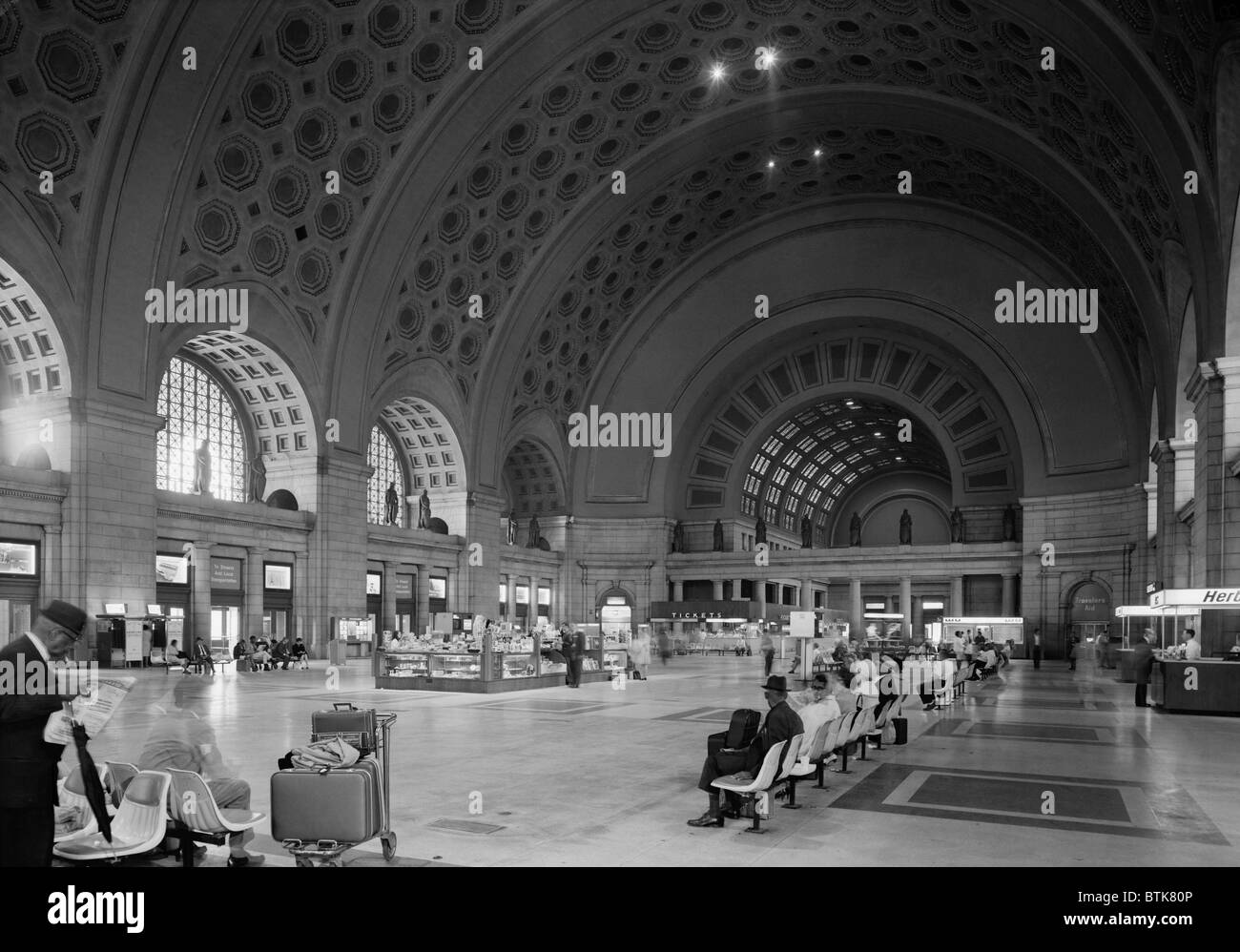 Daniel Burnham's 1907 design per la Union Station a Washington D.C. fornito centralizzata accesso treno fornendo un monumentale e imponente punto di arrivo per i visitatori. Metà del XX secolo la foto dei visitatori' concourse. Foto Stock