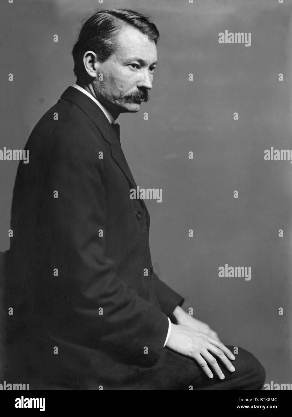 Robert Henri (1865-1929), il pittore americano, poste in Gertrude Kasebier's New York City studio nel 1900. Henri fu un pittore bold associata alla scuola di Ashcan urbano di pittori realista. Foto Stock