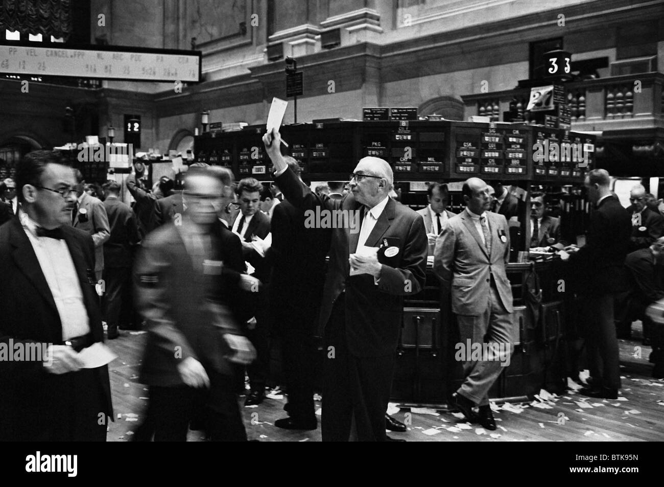 Stock broker lavora al piano commerciale di borsa. 1963. Foto Stock