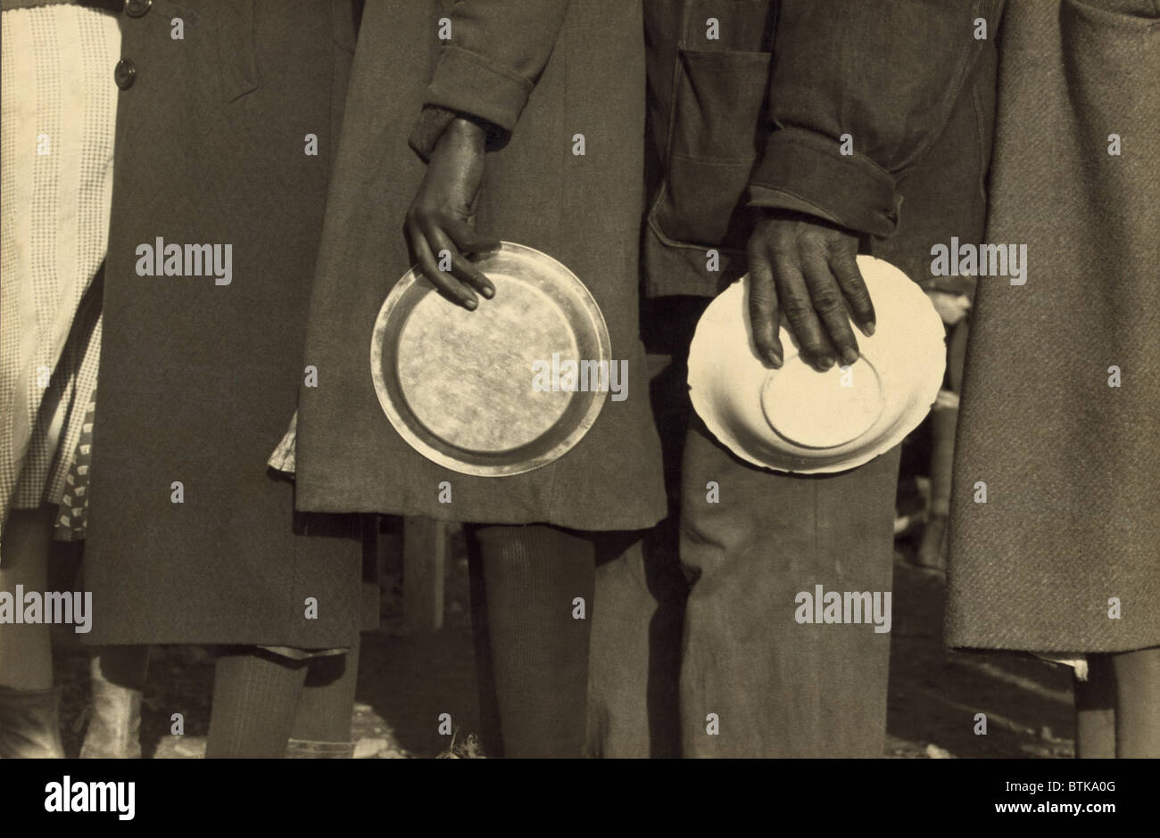 La Grande depressione. Americani africani nella lineup per mangiare nel campo per rifugiati flood, Forrest City, Arkansas. Walker Evans foto, 1937. Foto Stock