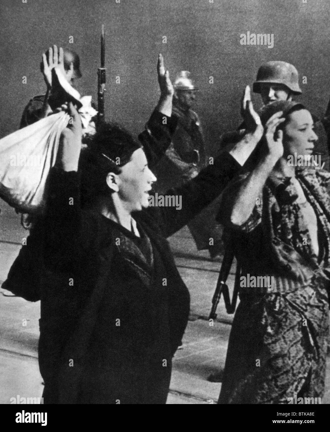 I soldati tedeschi arrotondando gli ebrei nel Ghetto di Varsavia, 1943 Foto Stock