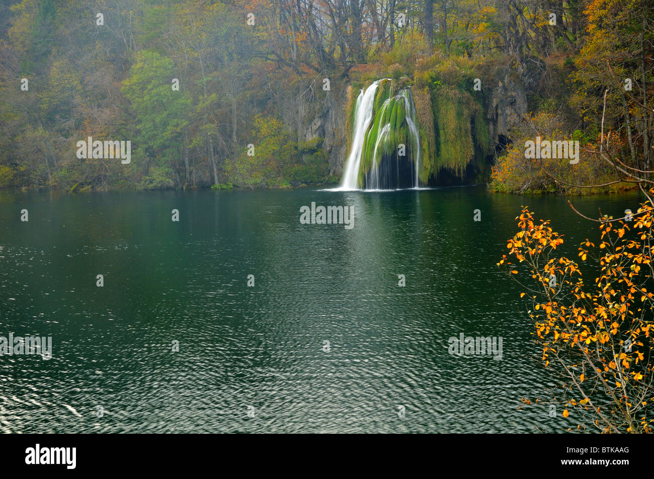 Laghetto e cascata in autunno una lussureggiante vegetazione in laghi di Plitvice (Croazia - Hrvatska) con fumoso e atmosfera fiabesca Foto Stock