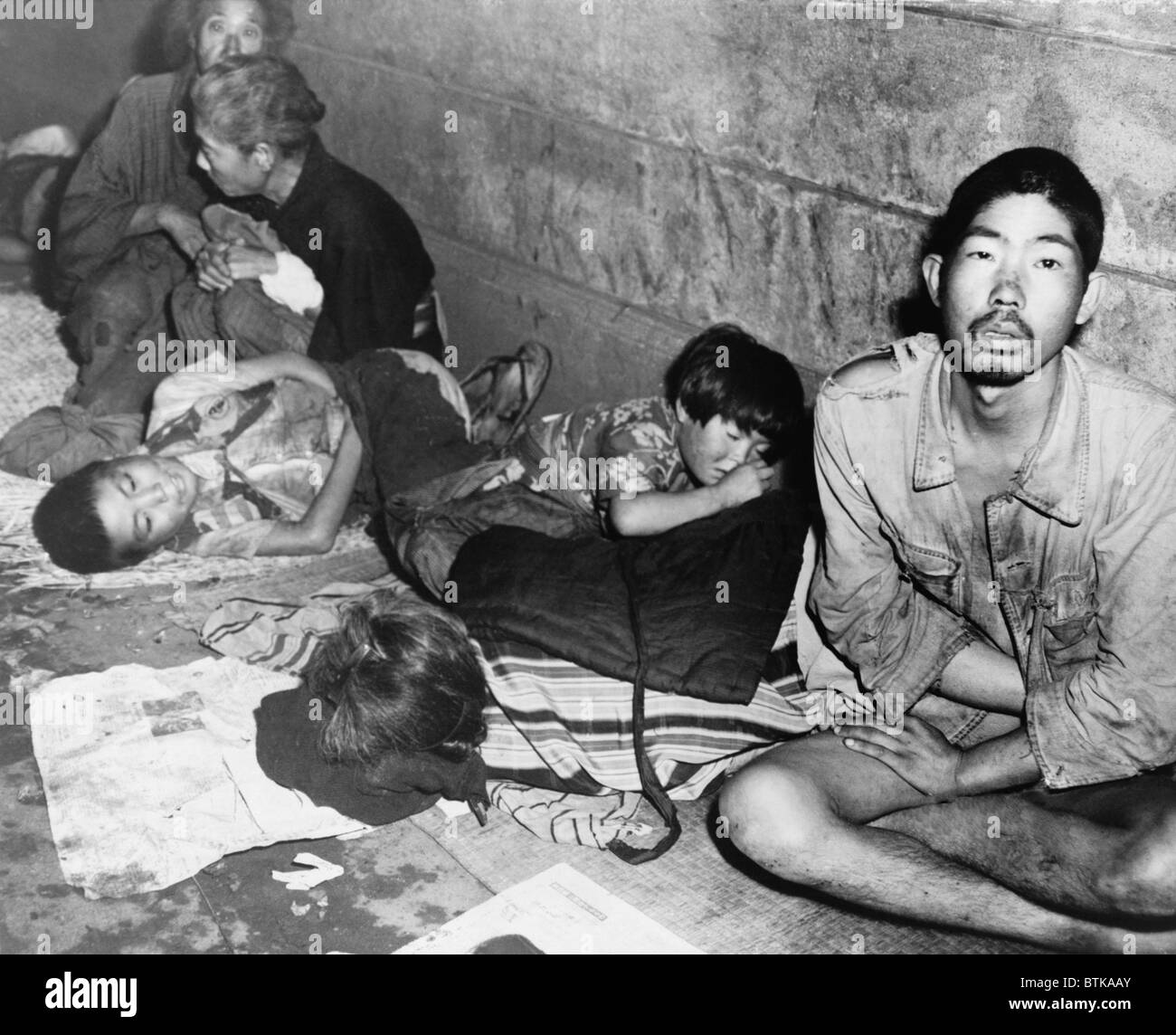 In Tokyo, mesi dopo il Giappone della II Guerra Mondiale la rinuncia, senzatetto famiglie giapponesi rannicchiato in stazioni della metropolitana a dormire. Il 20 ottobre 1945. Foto Stock