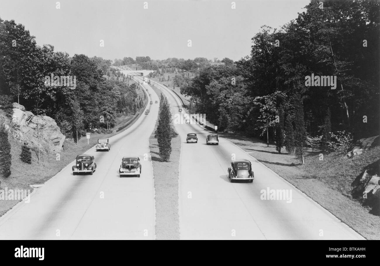 Sezione di Merritt Parkway nel Connecticut, uno dei primi quattro lane limitato accesso alle autostrade negli Stati Uniti, aperto il 29 giugno 1938. Esso infine uniti strade alimentare nella città di New York, impostazione della fase di sviluppo suburbano e i pendolari stile di vita". Foto Stock