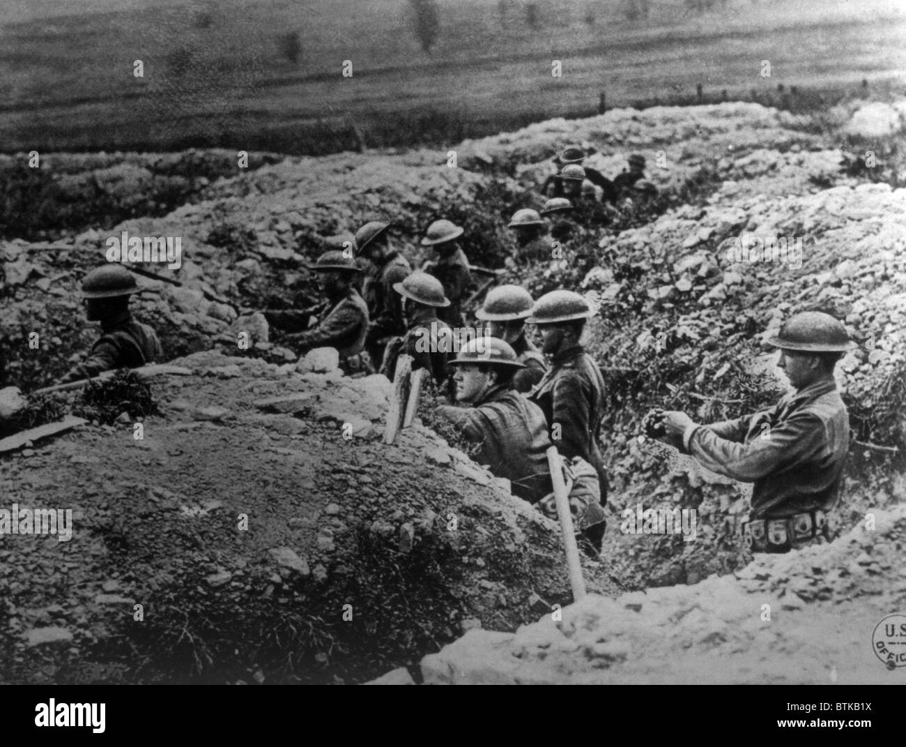La guerra mondiale i soldati americani del 132fanteria, 33a Divisione, in una trincea a Alexandre, Meuse, Francia, Stati Uniti Signal Corps Foto Stock La guerra mondiale i soldati americani del 132fanteria, 33a Divisione, in una trincea a Alexandre, Meuse, Francia, Stati Uniti Signal Corps Foto Stock