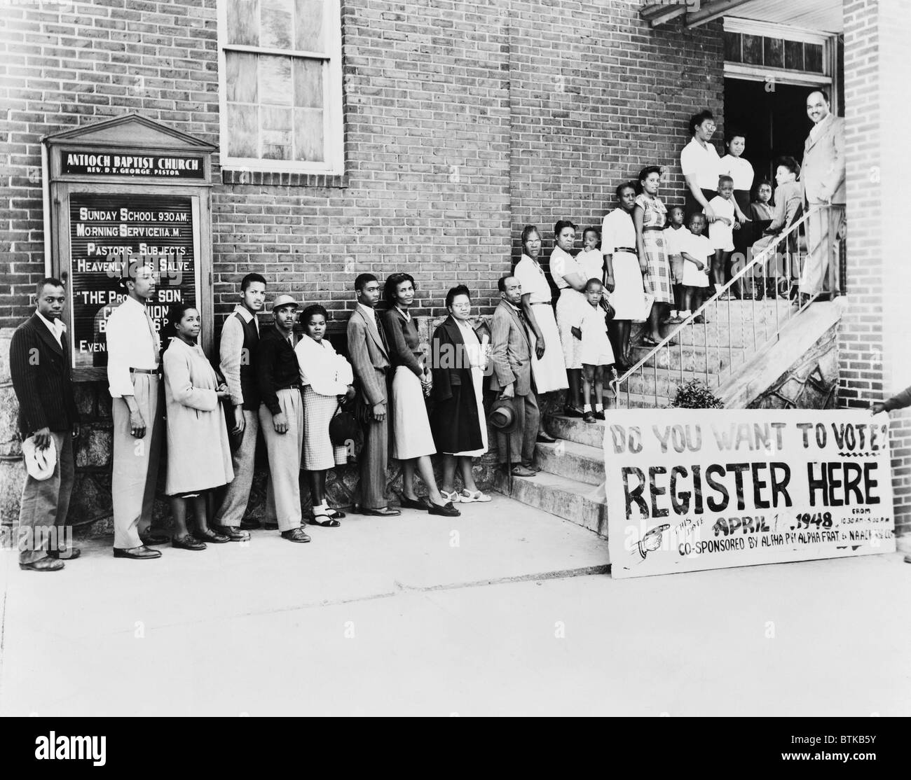 Americano africano di uomini e donne di attendere in linea per la registrazione degli elettori, in Antiochia chiesa battista a 1948 (posizione sconosciuta). Dopo la II Guerra Mondiale, il NAACP ha organizzato le unità di votazione come parte della loro "duplice vittoria " Strategia per l'uguaglianza razziale. Foto Stock