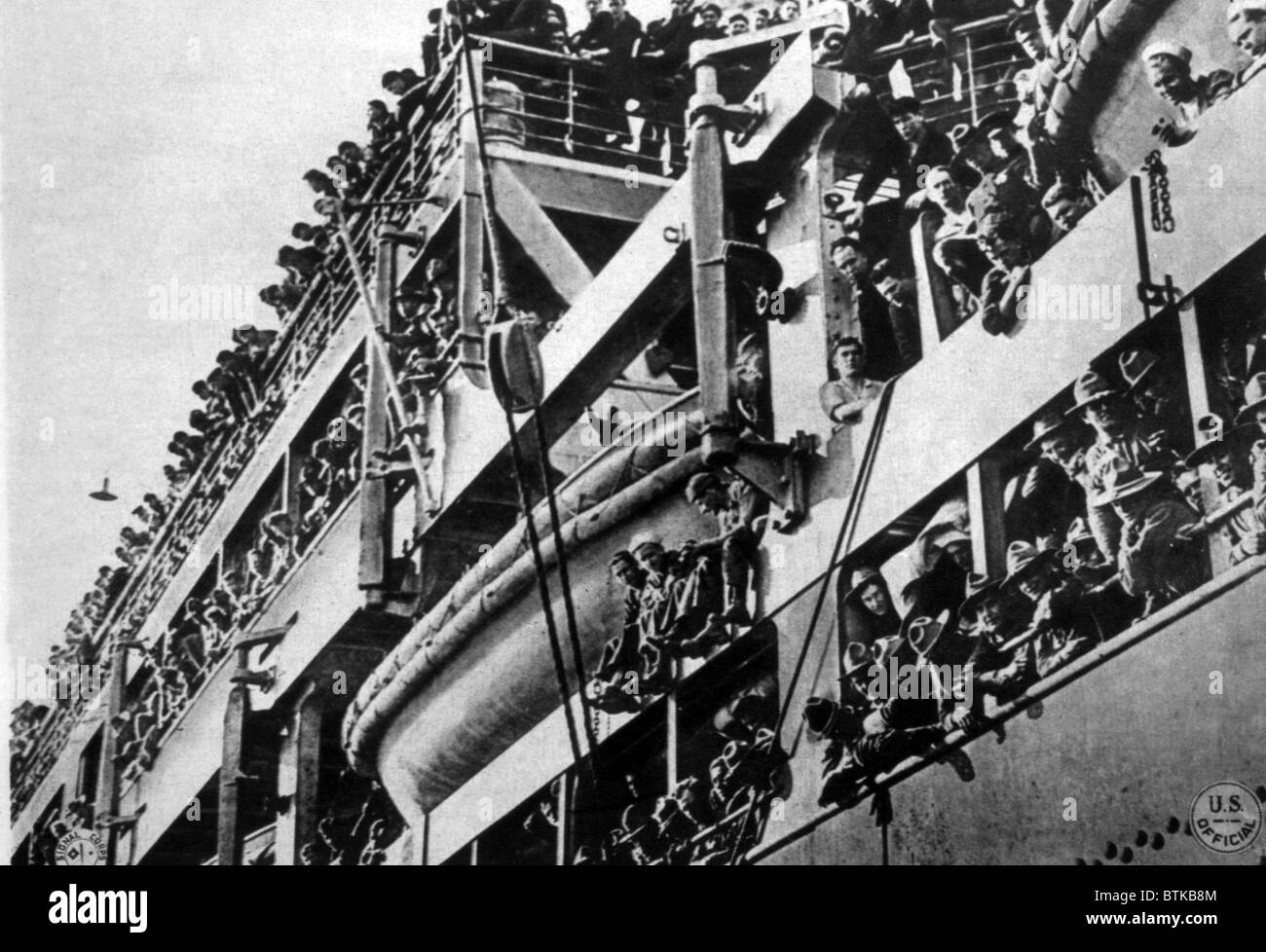 La prima guerra mondiale, la USS Leviathon arrivando in Francia con 12.700 soldati e 200 la Croce Rossa infermieri, 1918, U.S. Signal Corps fotografia Foto Stock