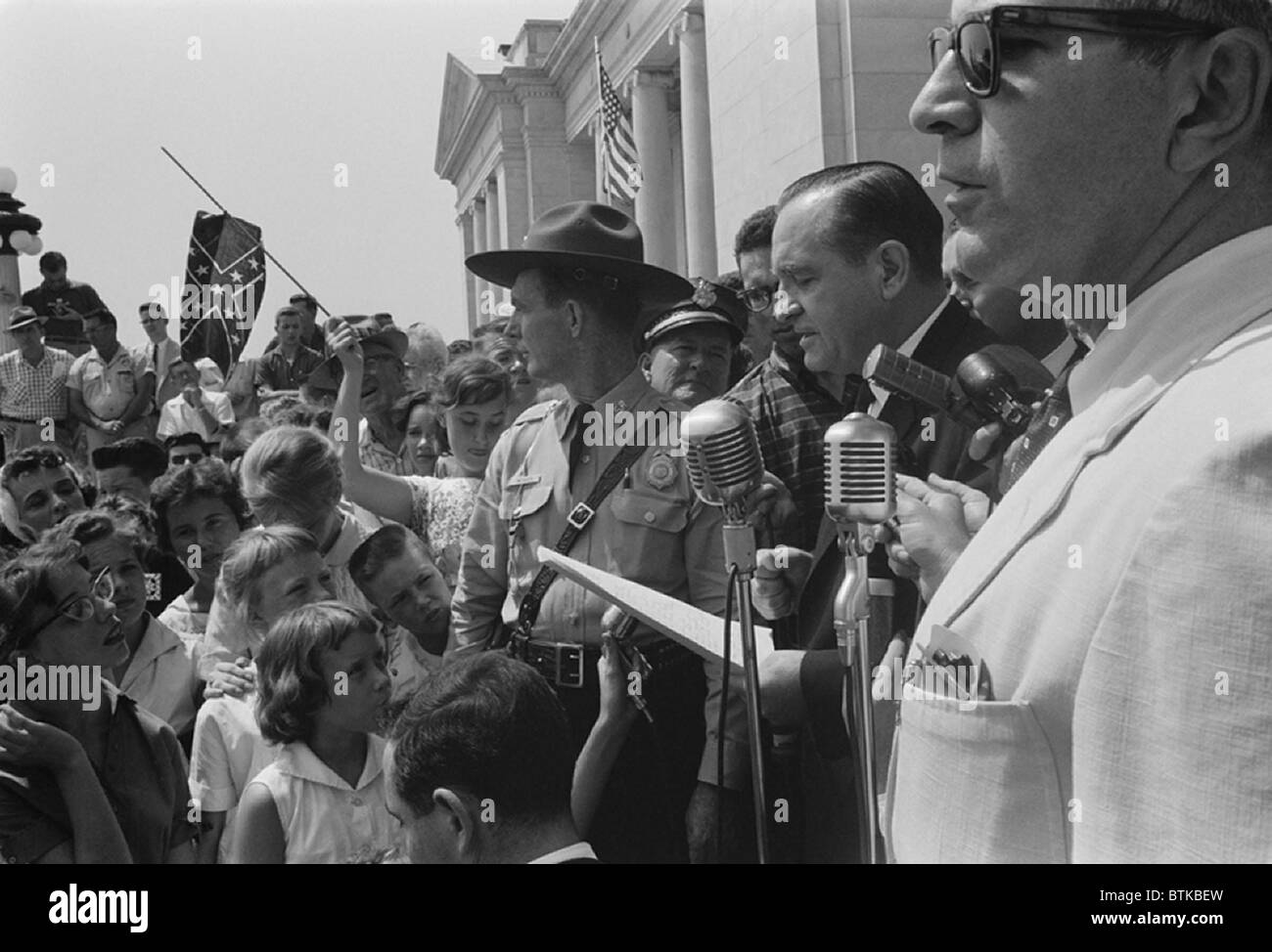 Bianchi per protestare la corte ha ordinato la riapertura del piccolo Rocks' Central High School. È stato chiuso per l'intera 1958-59 anno accademico per impedire l'integrazione. La foto mostra il governatore segregationist Orval Fauvis (D) la lettura di un discorso di protesta rally. Agosto 20, 1959. Foto Stock