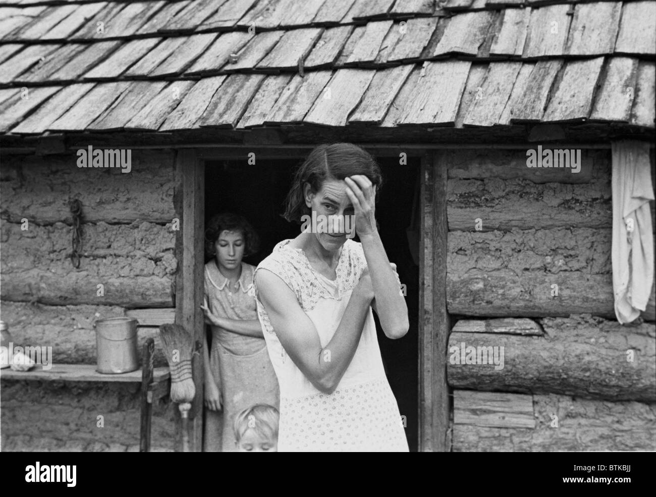 La famiglia del povero agricoltore nella contea di Boone, Arkansas. Dopo la fine della prima guerra mondiale I boom agricole, gli agricoltori ha lottato contro il debito e del basso livello dei prezzi. Nuovi programmi di trattativa ha cercato di tenere il loro di diventare lavoratori migranti i lavoratori agricoli. Ben Shahn foto, ottobre 1935. Foto Stock