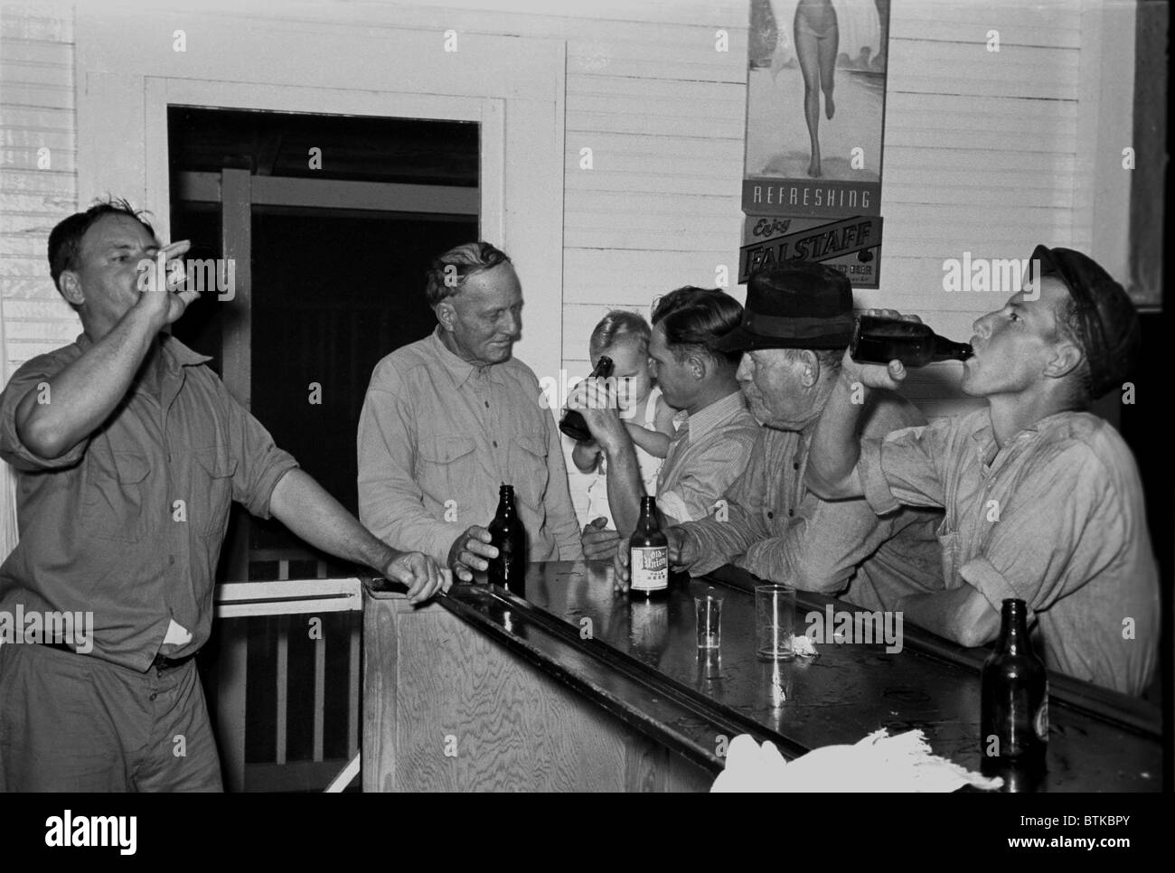 Gli uomini di bere birra presso il bar in Pilottown, Louisiana, durante la Grande Depressione. Il divieto era finito quando Roosevelt ha firmato la birra "bill' durante i suoi primi cento giorni. Essa è stata completamente abrogata con la ratifica del xxi emendamento il 5 dicembre 1933. 1938 foto di Russell Lee. Foto Stock