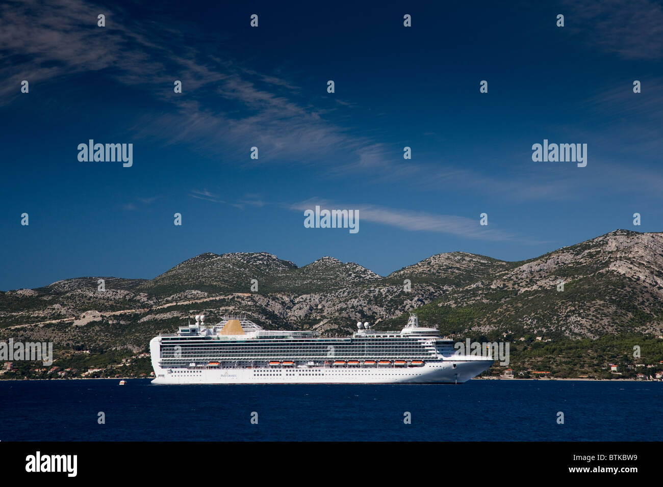 P & O NAVE DA CROCIERA Azura ormeggiato a korcula croazia Foto Stock